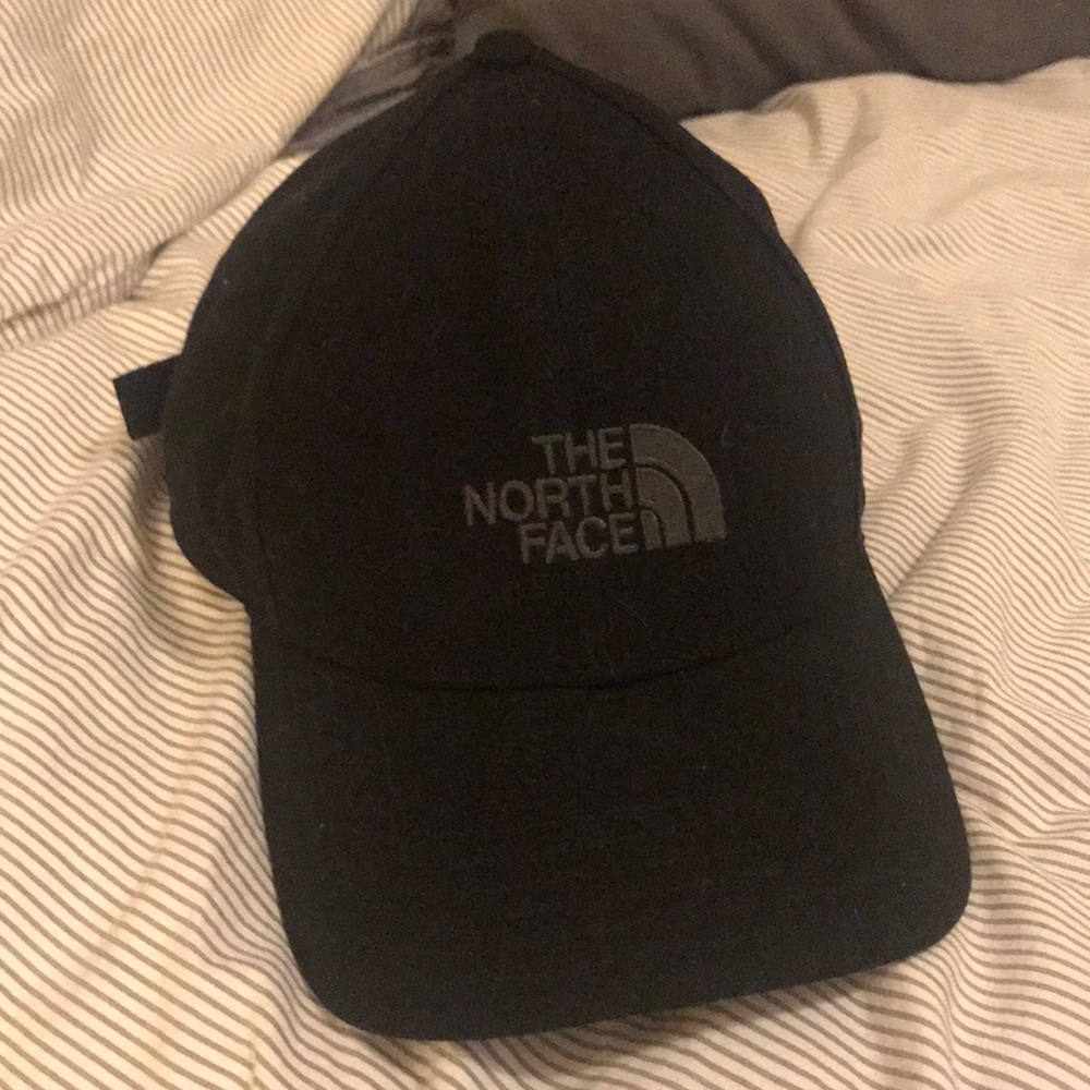 Black north face baseball cap